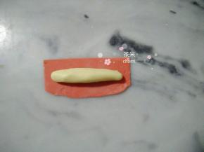 切成长方形的面块，适合包住白面就好了。