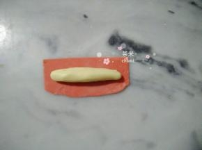 切成长方形的面块，适合包住白面就好了。