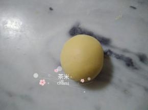 红糖面团，平均分成40克的剂子，一共4个，揉圆。