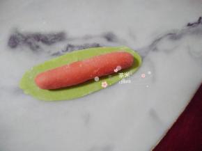 把红面团粘水放在绿薄片上。