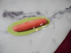 把红面团粘水放在绿薄片上。