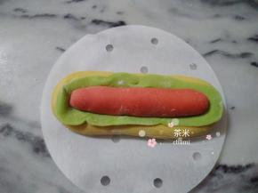 再把它们放在红糖面团中间。