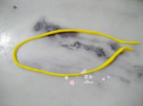 黄色面团搓成长条。 