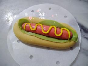 弯曲的贴在红面团上。
夏天室温发酵半小时，冬天烤箱30度发酵半小时，蒸十分钟。