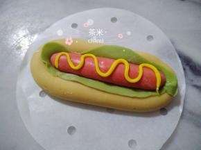弯曲的贴在红面团上。
夏天室温发酵半小时，冬天烤箱30度发酵半小时，蒸十分钟。