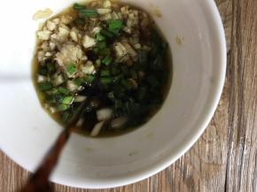 再把热油倒入葱姜蒜碗内，加入香醋、盐、胡椒粉、白糖、香油拌匀