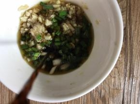 再把热油倒入葱姜蒜碗内，加入香醋、盐、胡椒粉、白糖、香油拌匀