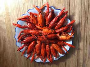 把蒸好的小龙虾，用万能夹夹出锅，摆入盘中即可