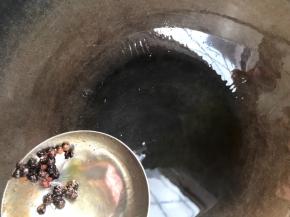 锅烧热油，放入花椒炸出香味，捞出花椒丢弃