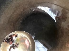 锅烧热油，放入花椒炸出香味，捞出花椒丢弃