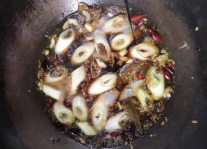 加入大葱、盐、胡椒粉、酱油、糖、白酒拌匀