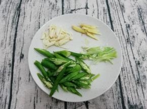 葱，姜，蒜切成丝，青椒洗干净切成块