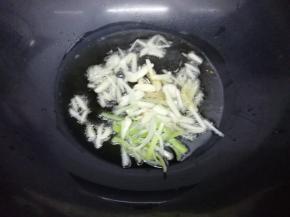 炒锅里放入适量的油烧热后，下入葱姜蒜炒出香味