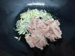 然后下入牛肉片翻炒到牛肉变色，这时的牛肉己经熟了