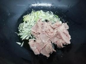 然后下入牛肉片翻炒到牛肉变色，这时的牛肉己经熟了