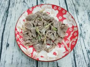 然后将牛肉片捞出