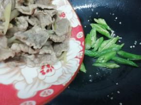 然后再放入牛肉片，翻炒片刻
