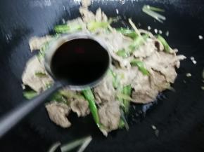 然后加入生抽炒均匀