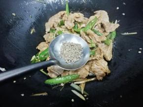 加入孜然翻炒几下
