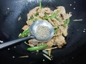 加入孜然翻炒几下