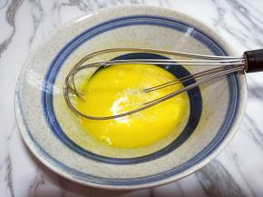 先做蛋黄糊，蛋黄用手动打蛋器打散，加入牛奶继续打均匀至看不到牛奶。