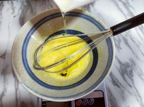 加入玉米油，使油和蛋液完全融合再一起，(色拉油也可以，但是一定要无味的)不建议使用黄油或橄榄油。