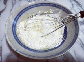 筛入低筋面粉，用手动打蛋器拌均匀，看不到面粉为止(拌的时候使用手动打蛋器呈Z字形状来回搅动，不要转圈搅拌，以免起筋。)