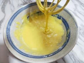 这样蛋黄糊就做好了，放在旁边备用。(面糊提起打蛋器轻松顺滑的滴落下去，且无干粉。)