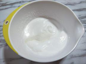 蛋清泡消失，细腻时再加入三分之一的糖，继续打发。