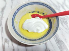 用硅胶刀取三分之的蛋白放入蛋黄糊容易中，翻拌均匀(切记手法，不要划算搅拌，以免消泡) 从底下往上翻拌，手法要轻。