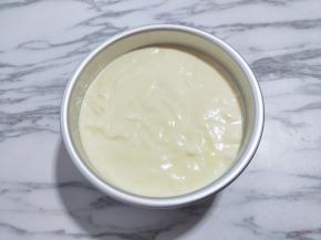 拌好的蛋糕糊，细腻光滑，饱满，倒入蛋糕模具中。将蛋糕模具，从上往下摔模具，震出气泡。(可以多摔几次)