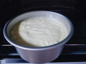 烤箱150度预热5分钟，模具放烤箱下层，上下火烤35-40分钟，具体时间根据自家烤箱温度设定。