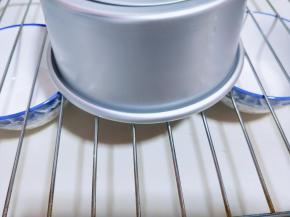 40分钟后戴上隔热手套，取出烤盘，垂直摔一下，震出热气。即可倒扣再烤网上，下面可以放两个碗，这样凉的比较快，彻底凉后再脱模。