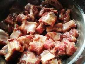 排骨用盐，生抽入味。（因为用来蒸饭所以没下生粉腌）