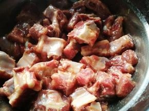排骨用盐，生抽入味。（因为用来蒸饭所以没下生粉腌）