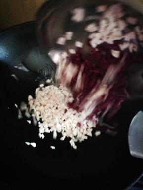 热锅下油把香芋，紫薯炒香，炒硬身；再倒入泡好的杂粮加盐一起炒至入味（米要沥干水才下锅）