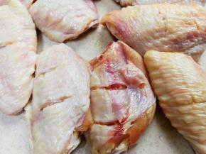 鸡翅洗干净，正反面都用刀划两刀