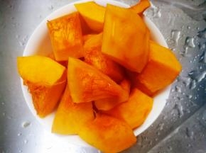 南瓜洗干净去皮切块