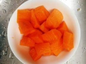 胡萝卜洗干净去皮切块