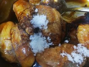 一勺生抽，一勺白糖，半勺老抽，一点点盐，适量的黑胡椒粉