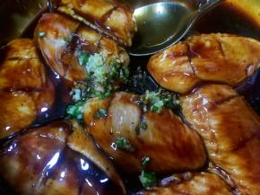 加入生姜沫和葱花，用手给鸡翅按摩一下，腌制二小时以上，或者放冰箱过夜腌制