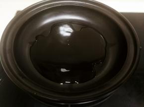 塔吉锅烧热后加入适量的油，烧至六分热