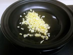 放入蒜泥爆香