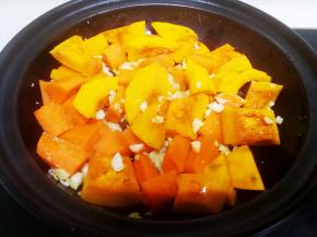 倒入南瓜和胡萝卜翻炒一下