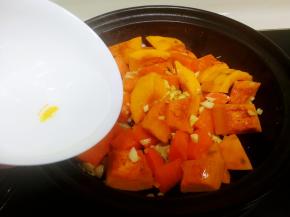 加入半碗清水，用铲子兜底翻炒一下