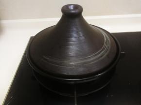 盖上盖子，中小火烧十分钟后转小火烧八分钟分钟左右，基本就熟了，关火闷五分钟左右