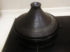 盖上盖子，中小火烧十分钟后转小火烧八分钟分钟左右，基本就熟了，关火闷五分钟左右