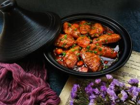 撒上葱花，开吃吧，南瓜入口即化，鸡翅嫩滑多汁，多准备一些米饭吧