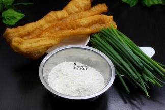 准备好面粉、油条、香葱等食材；