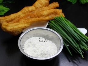 准备好面粉、油条、香葱等食材；